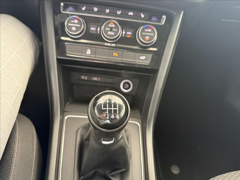 Volkswagen Touran 2,0   TDI 110kW,1.MAJ,7MÍST,TA - fotka 18 z 28