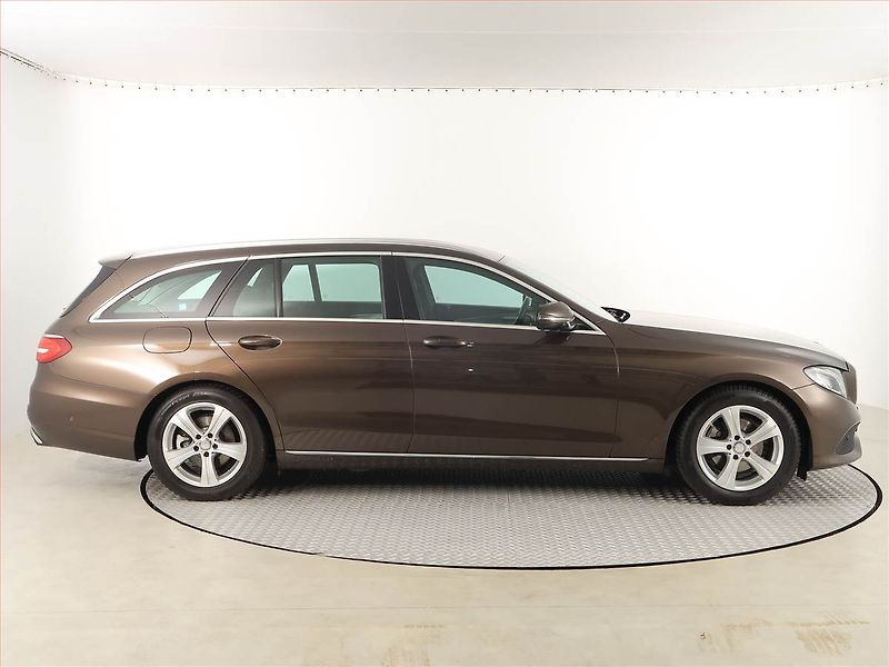 Mercedes-Benz Třídy E (2016) E 200, Automat, Kůže, Navi - fotka 6 z 19