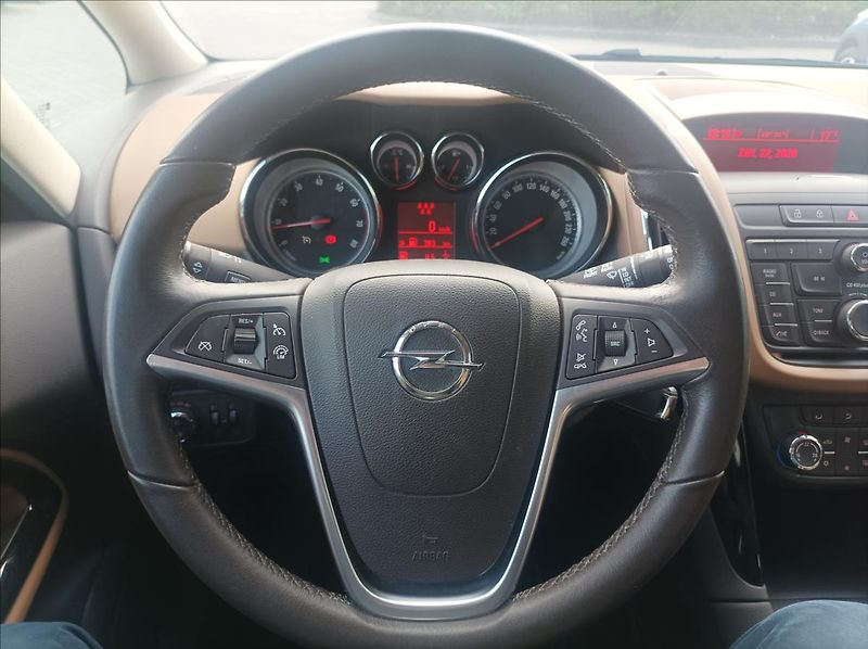 Opel Zafira 1,4 Turbo Cosmo - fotka 12 z 19