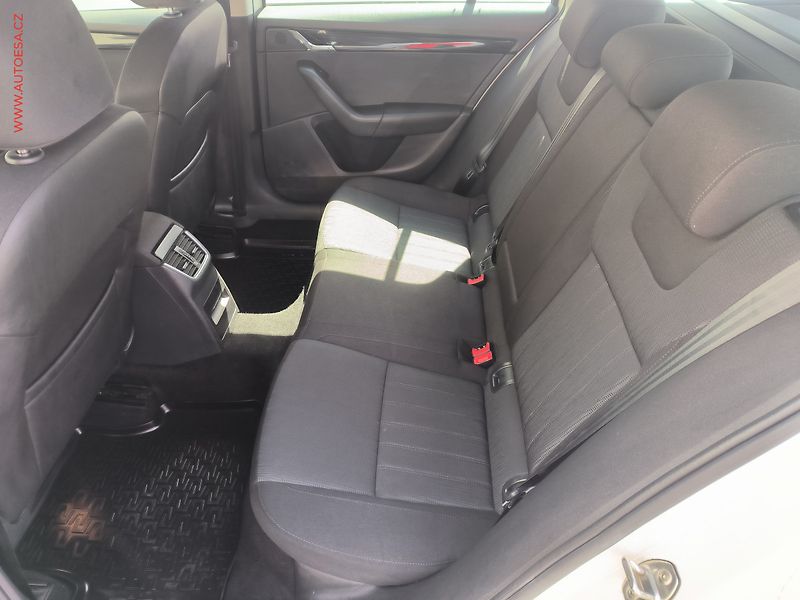Škoda Octavia (2019) 1.6 TDi, ČR, Style, LED - fotka 10 z 24