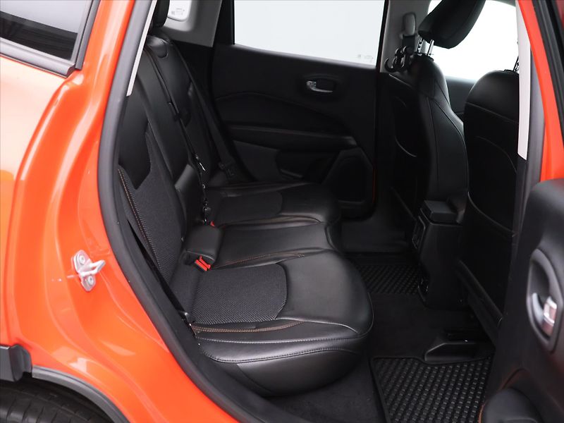 Jeep Compass 2,0 CRDI 125kW Aut 4WD Limited - fotka 12 z 31
