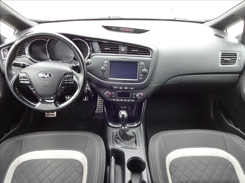 Kia Ceed 1,6 CRDi 100kW GT LINE - fotka 33 z 50