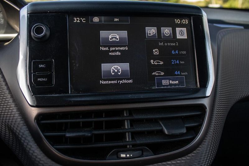 Peugeot 2008 (2014) 1.2 PureTech (60kW) - fotka 8 z 18