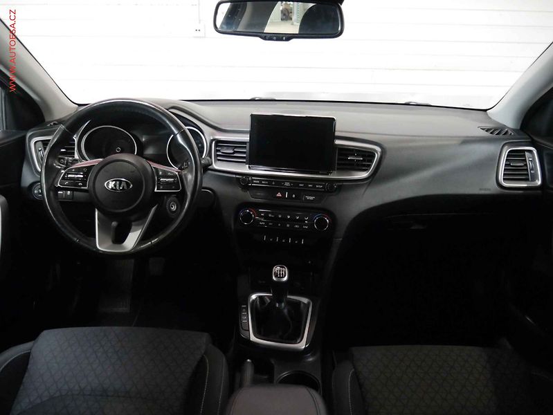 Kia Ceed (2018) 1.6 CRDi, ČR, Navi, kamera - fotka 8 z 17