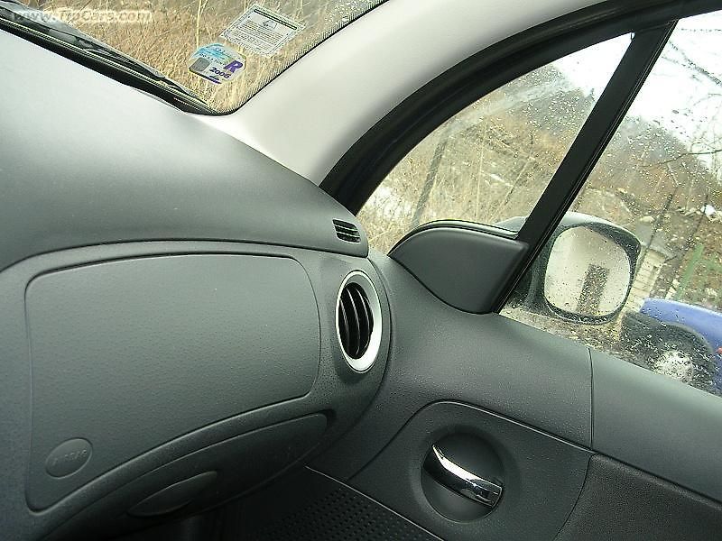 Motor ukrývající se za přední maskou má síly víc než dost.