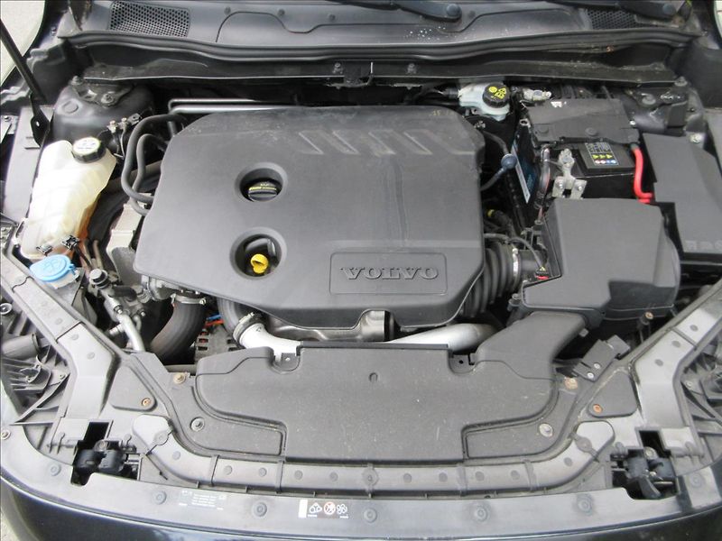 Volvo V40 1,6 D D2, 84Kw, Klima, park.sy - fotka 26 z 28