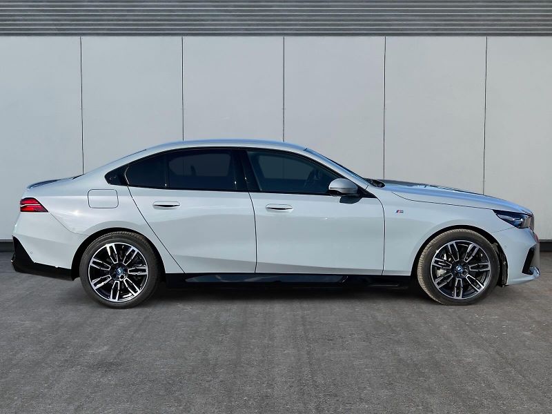BMW Řada 5 (2024) 550e xDrive 360kW V6 M SPORT - fotka 6 z 21