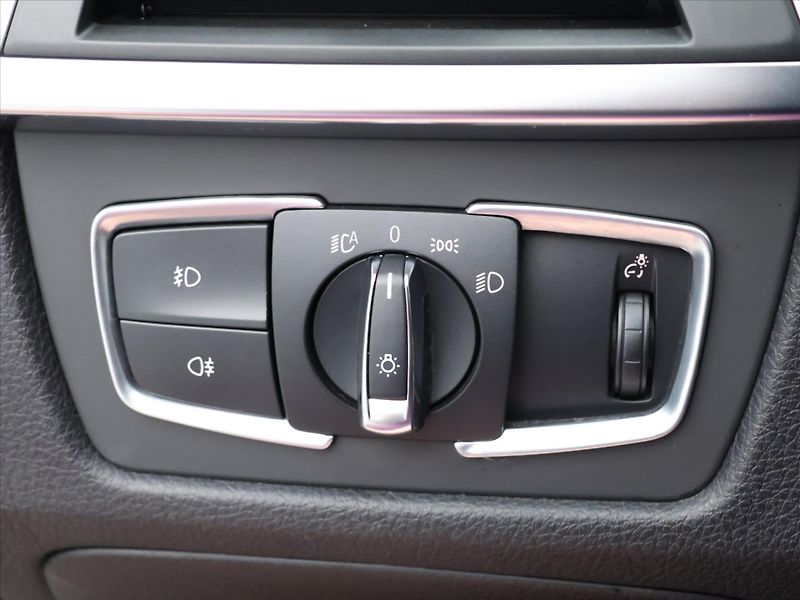 BMW Řada 3 2,0 320d xDrive 140kW Sport - fotka 16 z 29