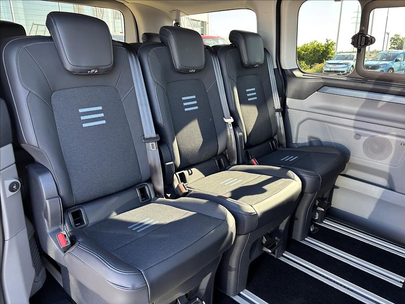 Ford Tourneo Custom 2,0 EcoBlue 125kW Active AWD - fotka 17 z 52