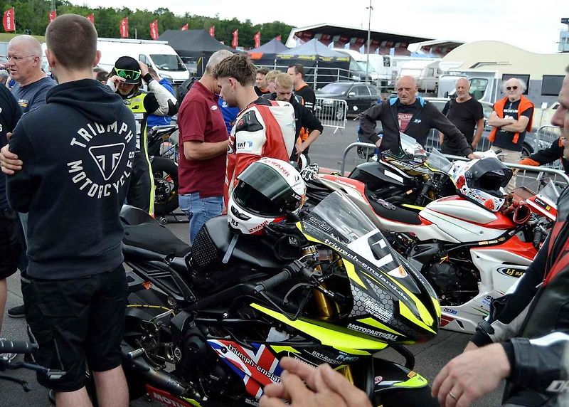 Autodrom Most o víkendu hostil závody mezinárodního mistrovství Německa IDM a závod FIM mistrovství světa sidecarů. Na snímku je rakouský jezdec Philipp Steinmayr v plné jízdě třídy Superbike.