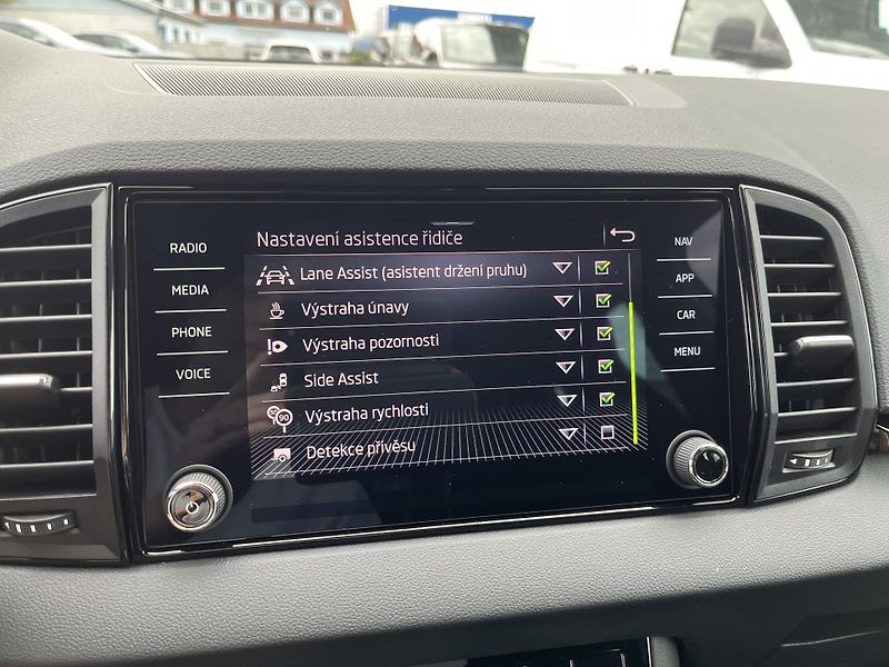Škoda Karoq SPORTLINE 1.5 A7F 110kW - fotka 19 z 24