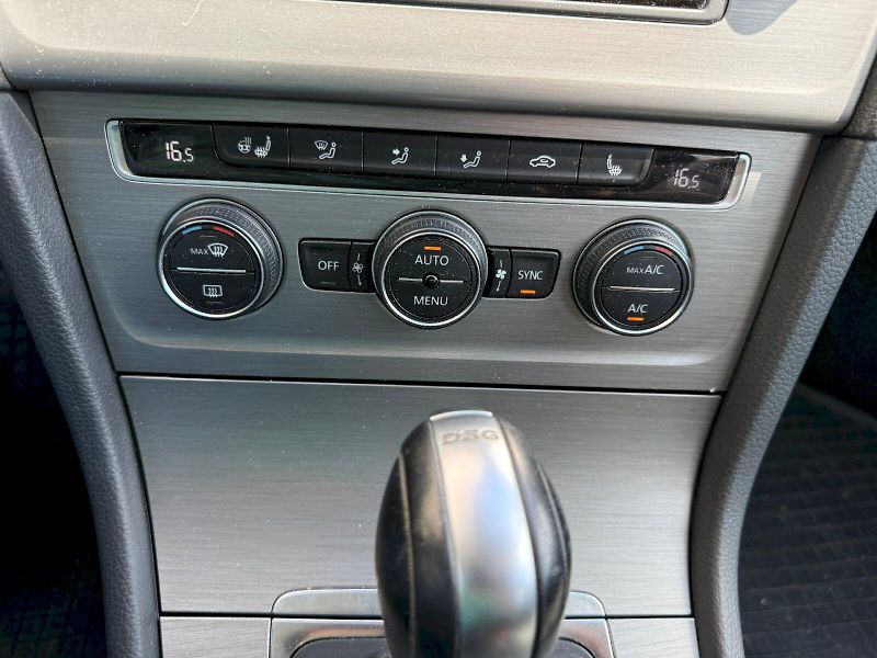 Volkswagen Golf (2017) VARIANT COMFORTLINE 1,4 TSI 7D - fotka 12 z 22
