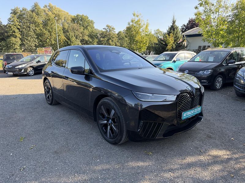 BMW iX xDrive40 SPORT H&K SkyLounge - fotka 4 z 33