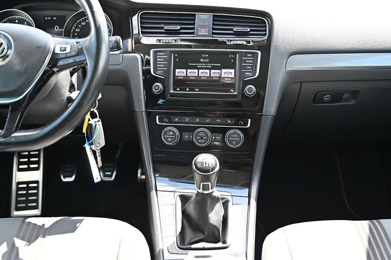 Volkswagen Golf 1.2TSI 81KW BMT rezervace - fotka 12 z 46
