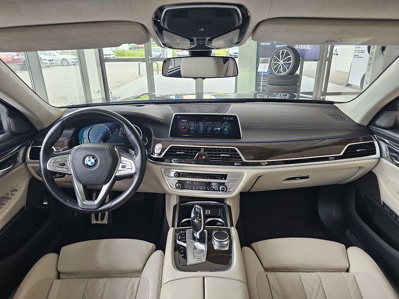 BMW Řada 7 750d xDrive - fotka 24 z 37