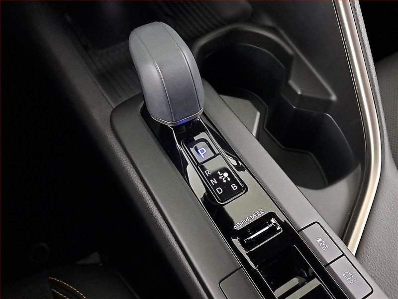 Toyota C-HR (2025) 2.0 Hybrid AWD - fotka 13 z 18