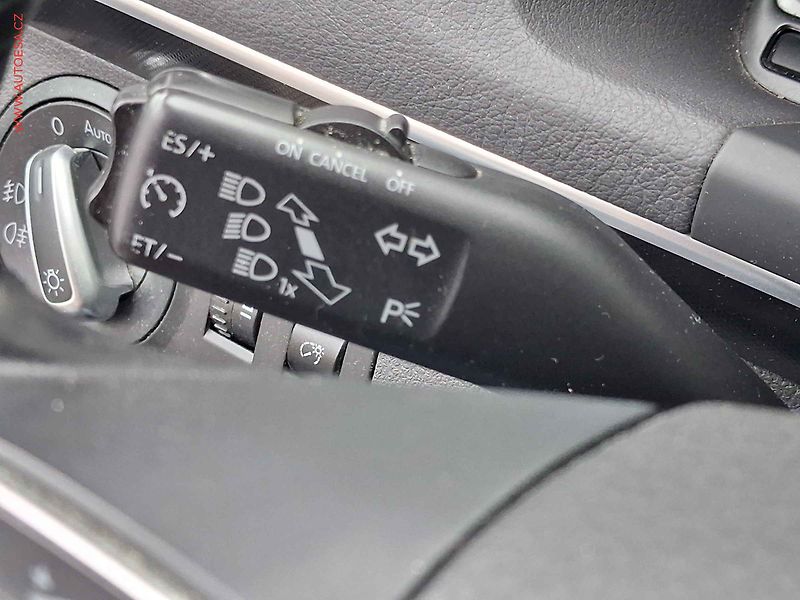 Volkswagen Touran (2011) 2.0 TDi, DSG, webasto - fotka 13 z 19