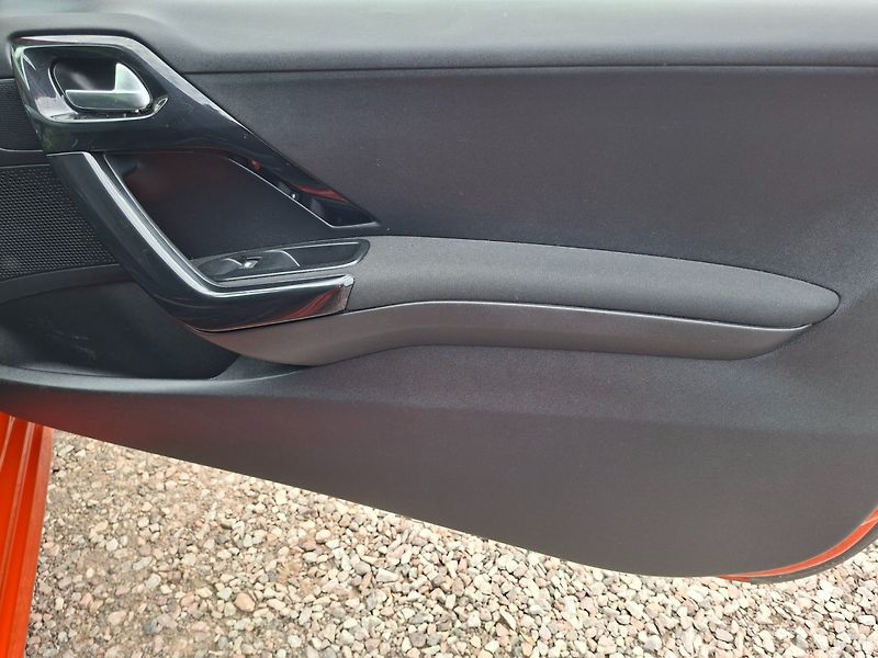 Peugeot 208 (2015) 1.0i 50kW -KLIMA-SENZORY - fotka 27 z 42
