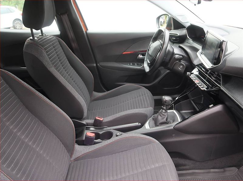 Peugeot 2008 (2021) 1.2 PureTech, ČR,1.maj - fotka 9 z 17