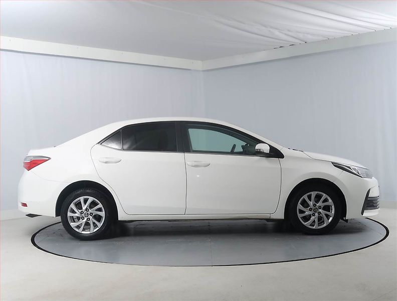 Toyota Corolla (2016) Lounge 1.6 Valvematic, ČR - fotka 6 z 15