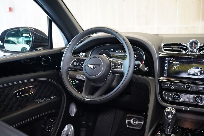 Bentley Bentayga V8, AWD, Panorama, 360° kamera - fotka 49 z 50