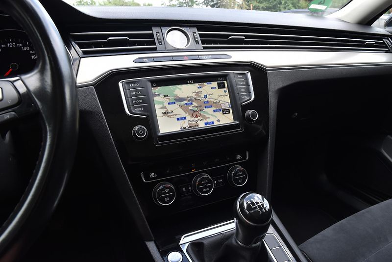 Volkswagen Passat 2.0 TDi CR HIGHLINE, NAVI, LED - fotka 21 z 50