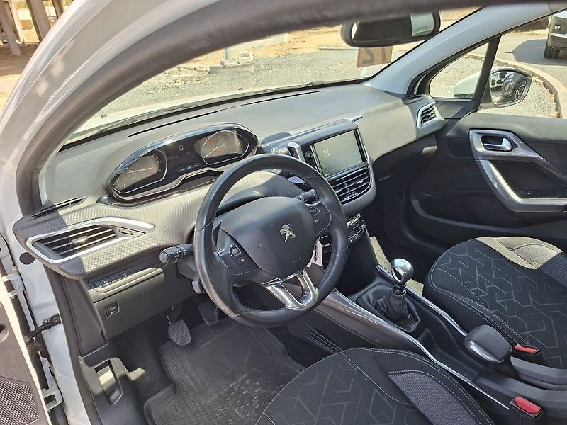 Peugeot 2008 1,2 PT 130k M6 2.MAJ - fotka 12 z 23