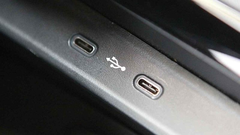 Škoda Scala a Říp v pozadí