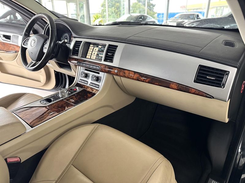Jaguar XF 2,2d 147kW*AUT*Navi*Kamera - fotka 11 z 34
