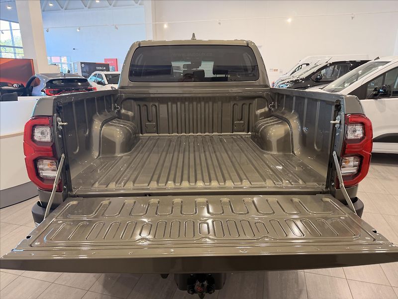 Toyota Hilux (2025) 2,8 Executive  Double Cab Dies - fotka 3 z 13