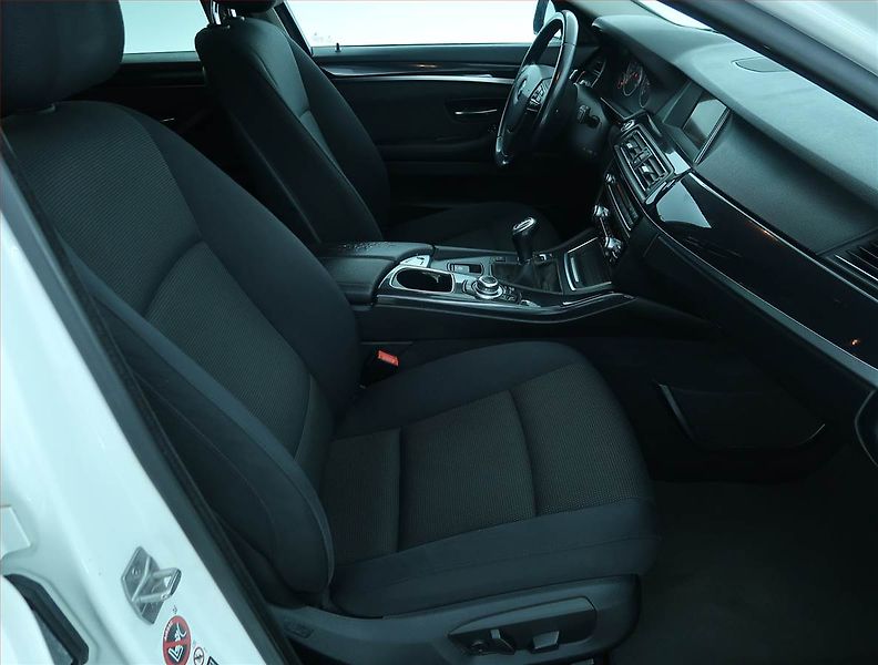 BMW Řada 5 (2015) 518d, Serv.kniha, Navi, Xenony - fotka 9 z 17