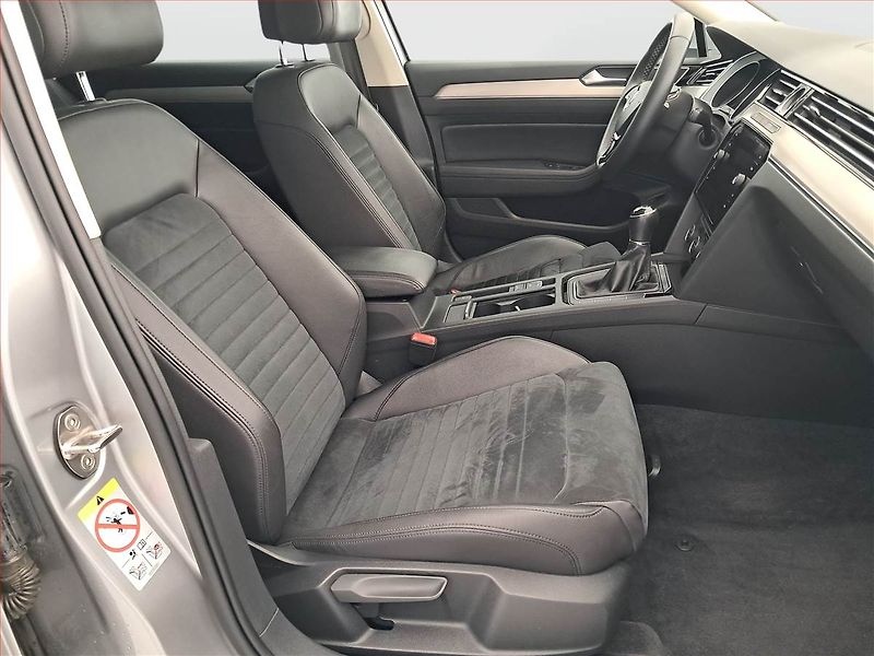 Volkswagen Passat (2019) R-Line 1.5 TSI - fotka 9 z 20