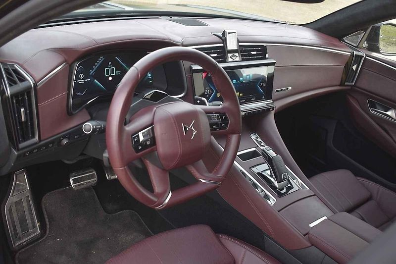 Vlajková loď francouzského automobilového průmyslu se dobře vyjímá v každém prostředí