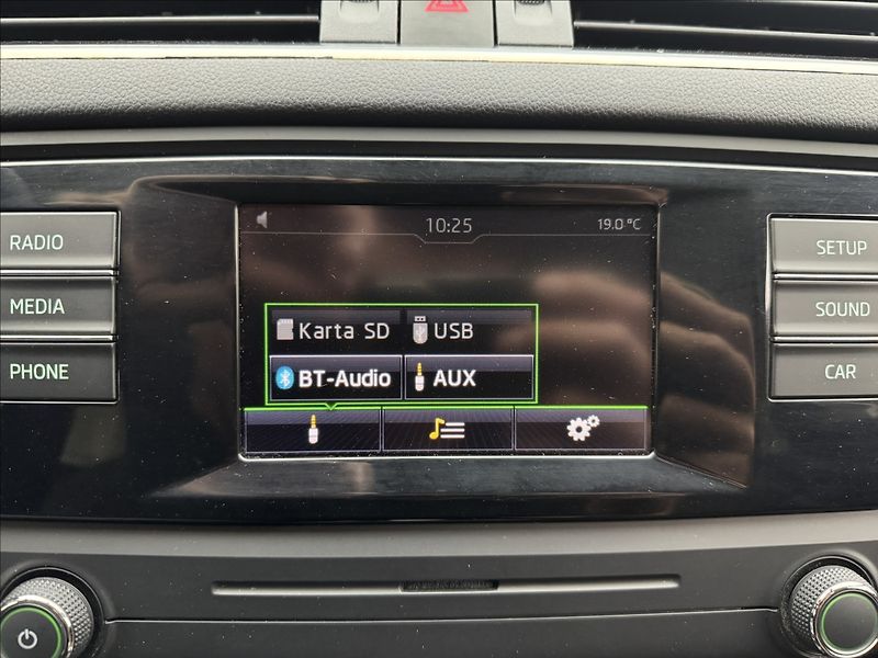 Škoda Octavia 2,0 110kW DSG ALU VÝHŘEV ČR TZ - fotka 15 z 34