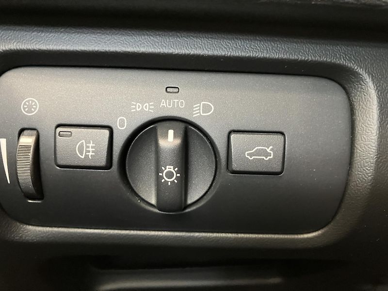 Volvo V40 T3 FWD Momentum MT6 - fotka 18 z 40