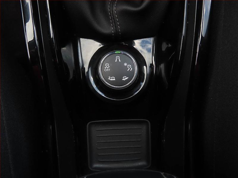 Peugeot 2008 (2017) 1.6 BlueHDi, Navi, Tempomat - fotka 17 z 20