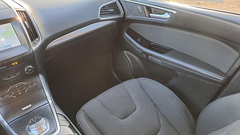 Ford S-MAX 2.0 EcoBlue Titanium REZERVACE - fotka 17 z 30