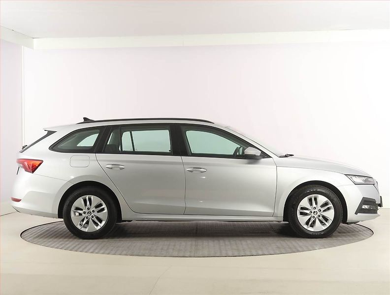 Škoda Octavia (2023) Ambition 2.0 TDI, ČR,1.maj - fotka 6 z 23