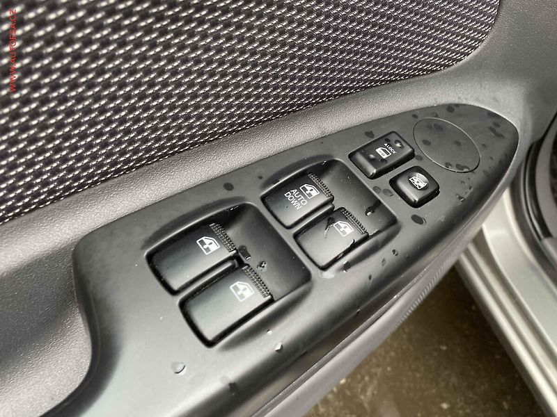 Kia Rio (2011) 1.4i, ČR, AC - fotka 13 z 15
