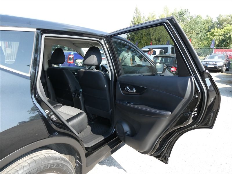 Nissan X-Trail 2,0 dCi 130kW 4x4 DPH, ČR - fotka 25 z 41