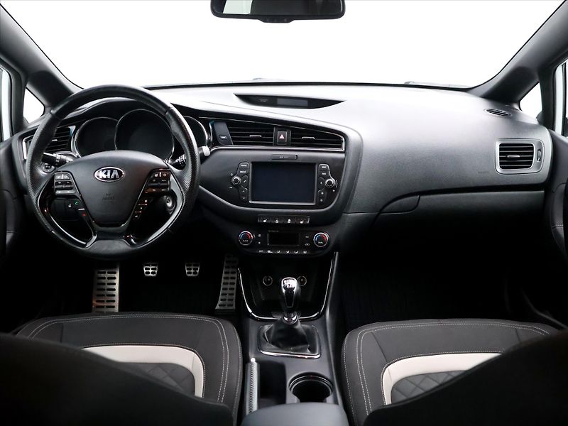 Kia Ceed 1,6 CRDi 100kW GT-Line CZ Navi - fotka 31 z 38