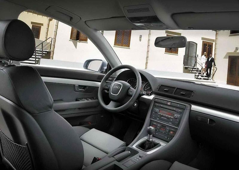 Audi A4 se v první generaci chlubila nápaditými propagačními snímky.