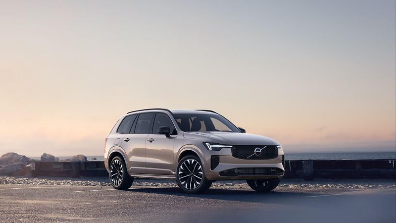 Volvo XC90 (2026) T8 AWD RECHARGE DARK ULTRA 7 - fotka 2 z 11