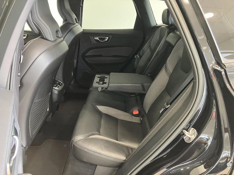 Volvo XC60 B4 FWD Ultimate Dark AT8 - fotka 12 z 44
