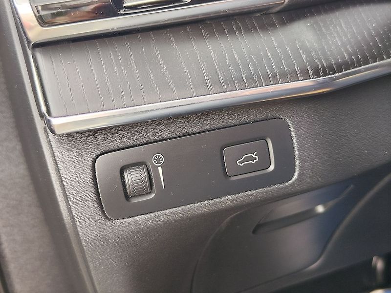 Volvo XC90 B5 2.0/173kW Inscription AT 4x - fotka 40 z 44