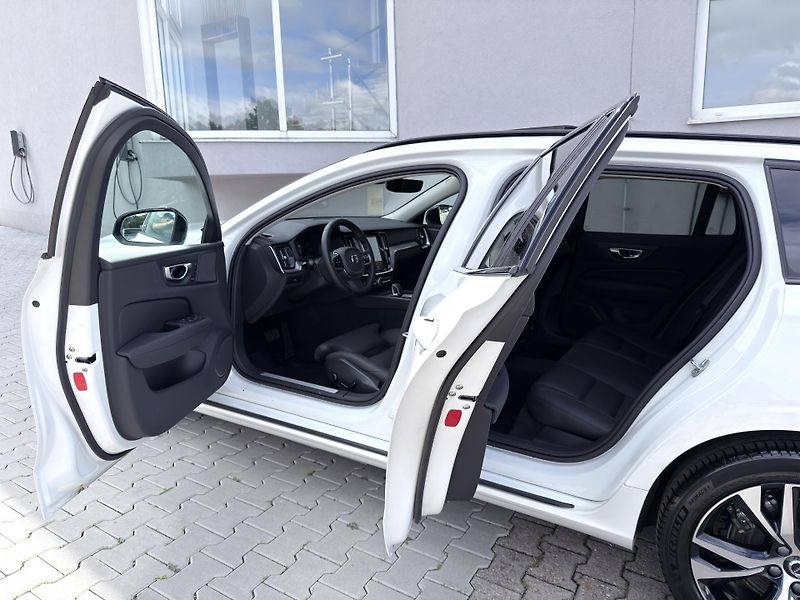 Volvo V60 B4 FWD // PLUS DARK + kola - fotka 9 z 54