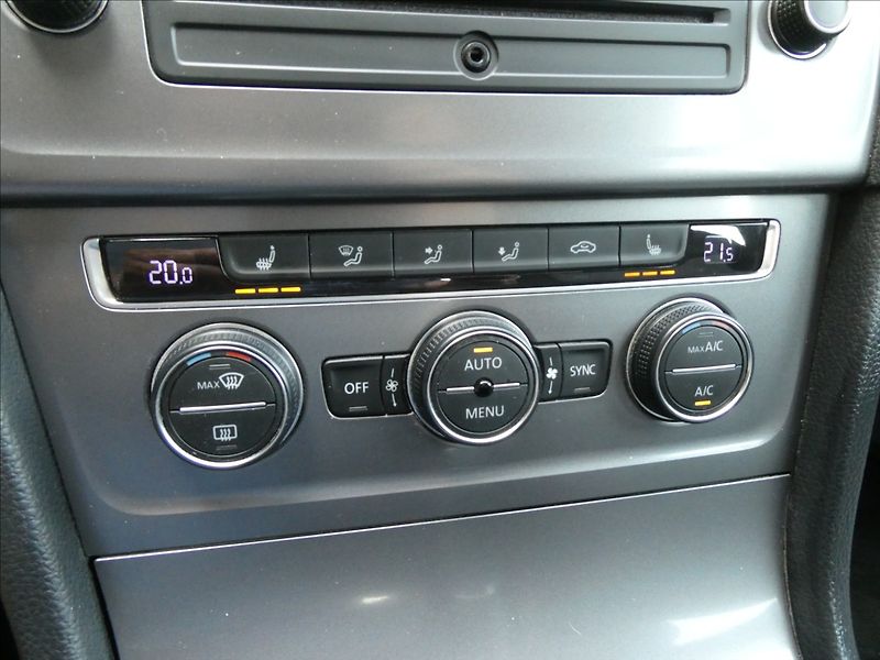 Volkswagen Golf 1,2 TSi 81kW auto klima, závěs - fotka 30 z 50