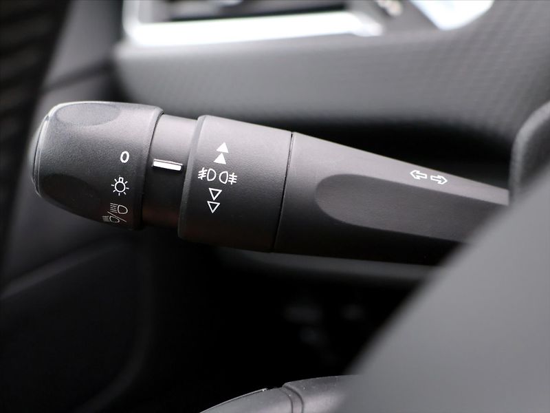 Peugeot 2008 1,2 PureTech 61kW Allure CZ - fotka 19 z 36