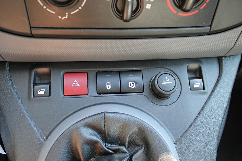 Peugeot Partner 1,6 HDI Chlaďák + klima - fotka 13 z 19