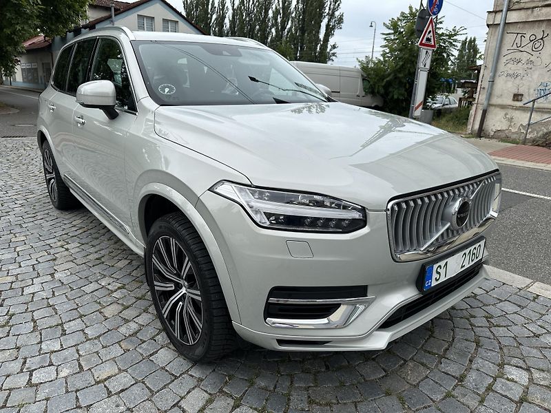 Volvo XC90 T8 plug-in hybrid Recharge - fotka 3 z 32